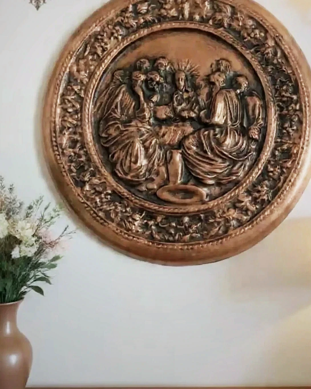 Medalhão da Última Ceia em resina, bronzeado, 70 × 70 cm