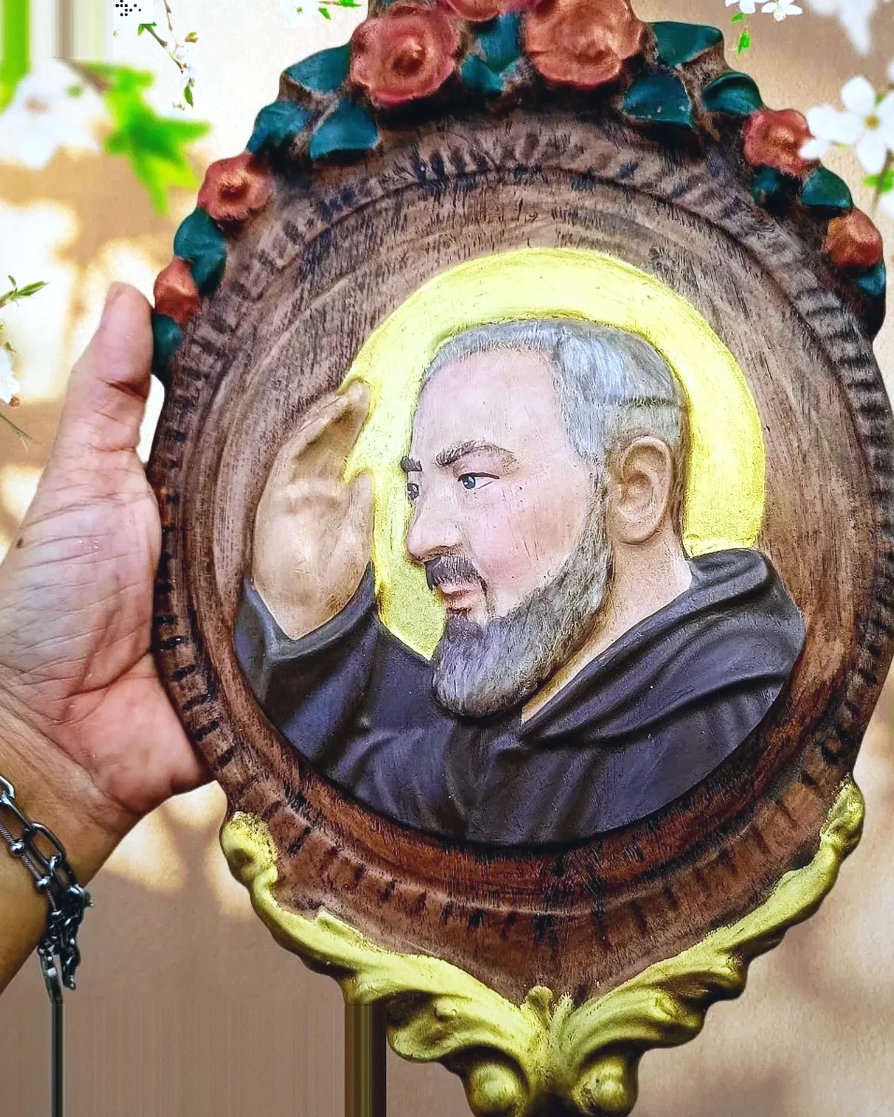 Medalhão de São Padre Pio em resina, policromia, 40 × 32 cm